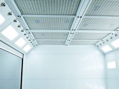 Потолочная система ускорения воздуха объединяет световой короб, осветительные приборы и воздуховод, вентиляторы монтируются в потолочной камере.